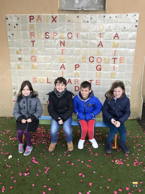 Un banc de l’amitié dans la cour de l’école
